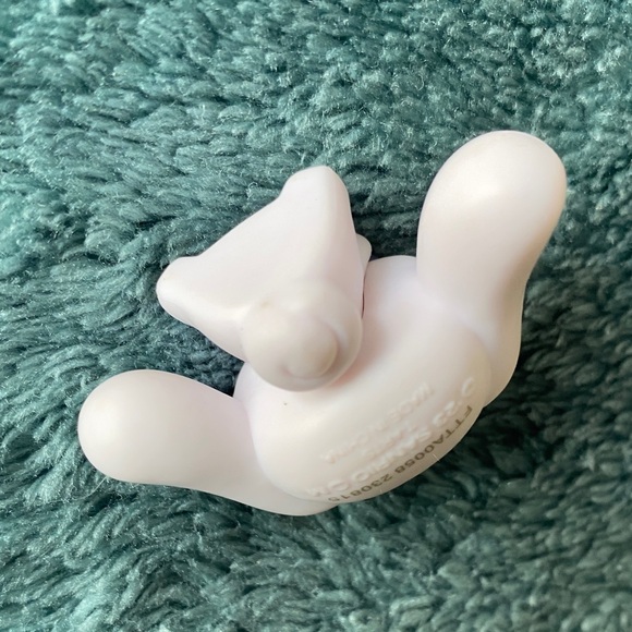 Cinnamoroll Charming White and Blue Bunny Figurine (mini) quarter sized - Picture 3 of 3